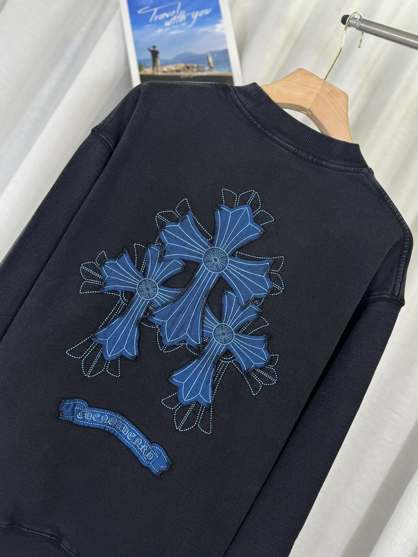 P280 top version, real shot without P, ​​different from market currency) 𝗖𝗵𝗿𝗼𝗺𝗲 𝗛𝗲𝗮𝗿𝘁𝘀/Cro Heart 2025 washed patch embroidery autumn and winter new original single counter American laser burnt 3D three-dimensional patch embroidery couple casual sweatshirt 👑The highest version! Customized fabric 430g tripe terry fabric! American acid-washed and distressed original fabric laser burnt ✟appliqué embroidery and exquisite embroidery of letters! The best-selling model in the counter, very comfortable to wear. Accessories: original molded and authenticated collar label➕100% silk wash label. Genuine purchase-grade original hangtag➕matching hanging rope➕3D hanging beads➕original packaging bag. Craftsmanship: The original version has consistent wiring! The highest version of the armhole matching technique! Color: Gray Black Size: S M L XL Style No.: 9325